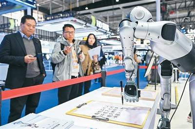 2025世界智能制造大会现场，观众参观机器人展示书法